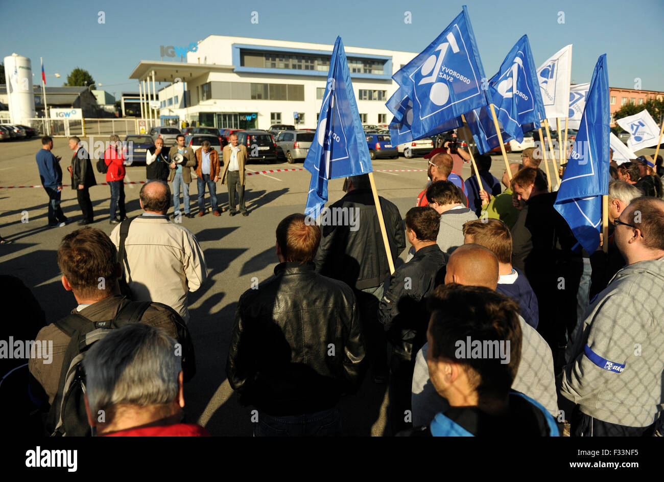 Brno, République tchèque. Sep 29, 2015. Environ 150 employés de l'IG Watteeuw CR (République Tchèque) - production de boîtes à partir de Brno, d'unité de groupe belge protester contre le week-end, et l'appui montée du salaire à Brno, République tchèque, le 29 septembre 2015. © Vaclav Salek/CTK Photo/Alamy Live News Banque D'Images