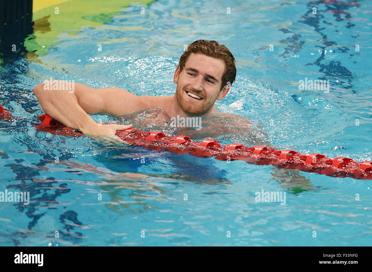 Beijing, Chine. 29 Septembre, 2015. L'Afrique du Sud, Cameron Van der Burgh célèbre après 50m breastroke de FINA/airweave finale Coupe du Monde de Natation 2015, au Centre national de natation de Pékin, connue sous le nom de Cube d'eau à Beijing, capitale de Chine, le 29 septembre, 2015. Van der Burgh a soutenu le titre avec 27,03 secondes. Source : Xinhua/Alamy Live News Banque D'Images