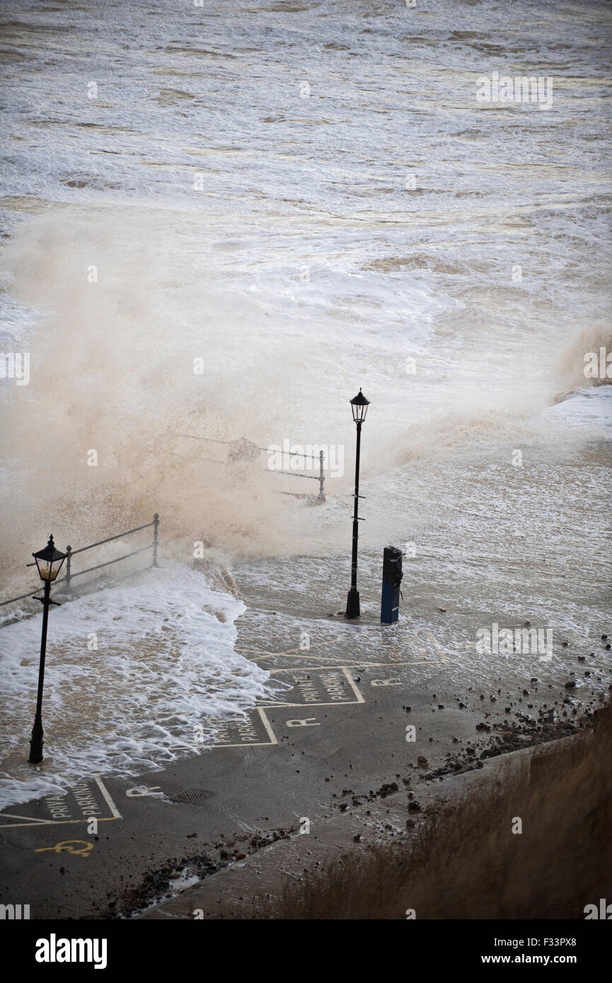 Les vagues de haute mer et de la jetée de Cromer d'arrimage Norfolk au cours de tempête Dec 2013 Banque D'Images