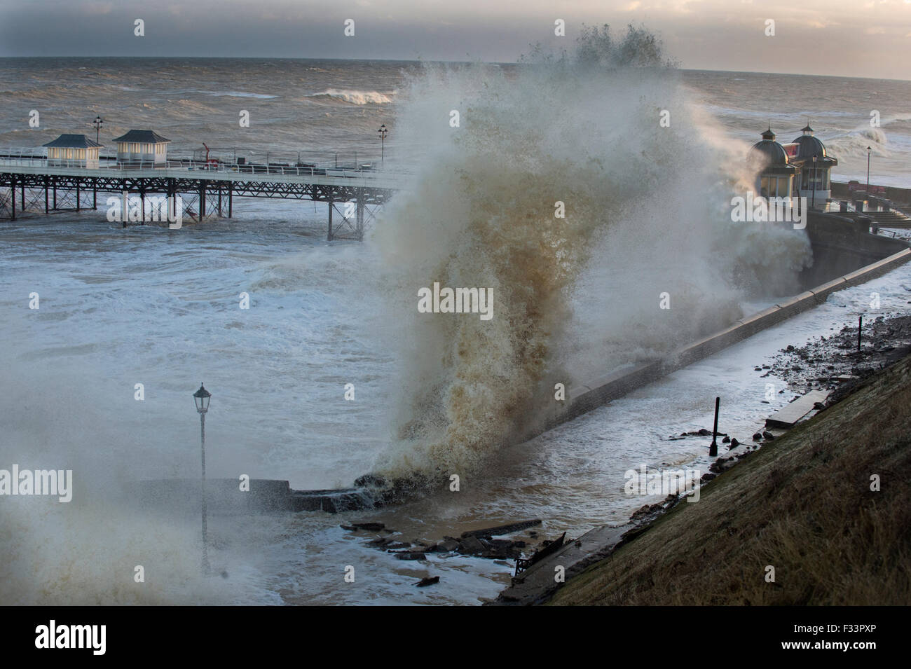 Les vagues de haute mer et de la jetée de Cromer d'arrimage Norfolk au cours de tempête Dec 2013 Banque D'Images