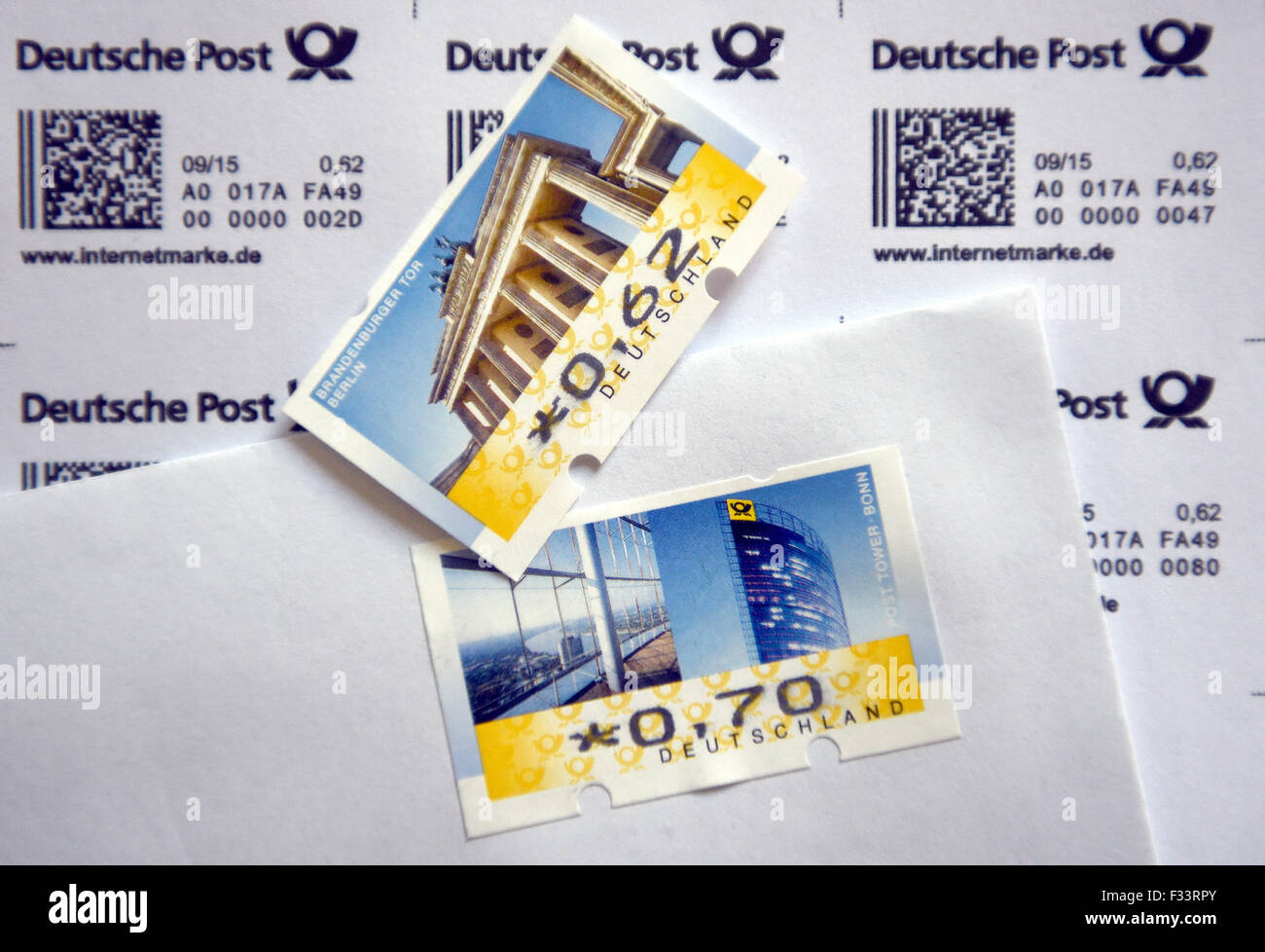 Cologne, Allemagne. Sep 29, 2015. ILLUSTRATION - deux timbres postes avec la valeur de 62 et 70 cents, qui ont été imprimées par une machine à timbres, sont vus à Cologne, Allemagne, 29 septembre 2015. Selon le journal "Bild", le port d'une lettre type sera porté de 62 à 70 cents en 2016. PHOTO : HENNING KAISER/DPA/Alamy Live News Banque D'Images
