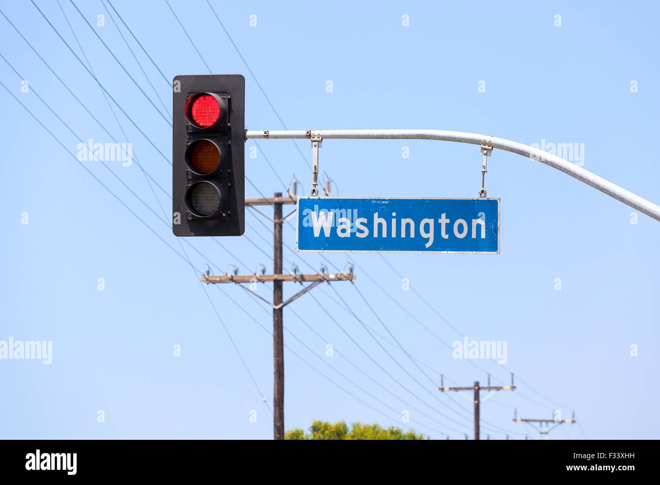 L'avenue Washington Street sign et feux de circulation dans la région de Venice, Californie, USA. Banque D'Images