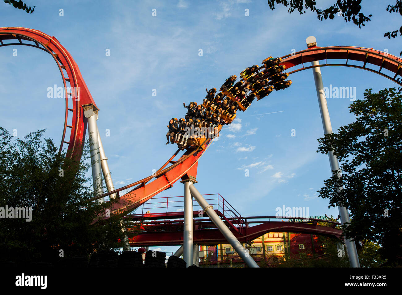 Copenhague, Danemark -17 août 2015 - le Demon Rollercoaster Ride, jardins de Tivoli. Banque D'Images