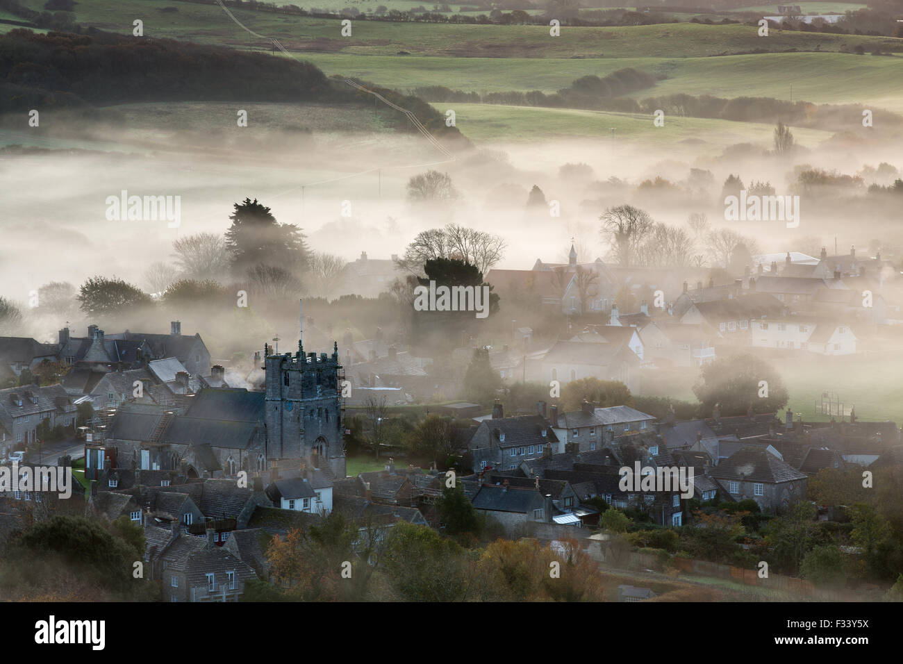 Château de Corfe dans la brume à l'aube, Dorset, England, UK Banque D'Images