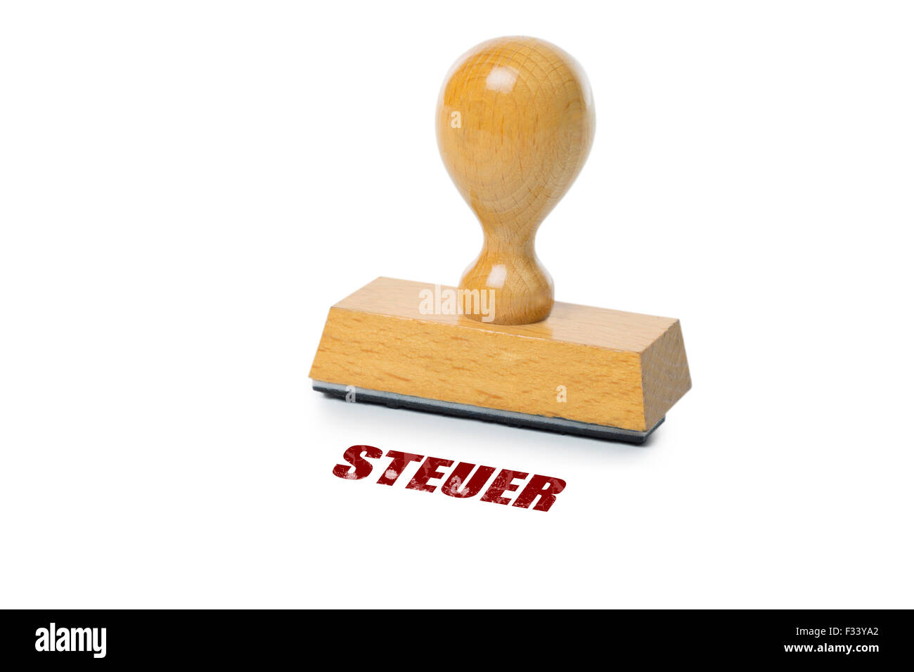 Steuer (impôt allemand) imprimé à l'encre rouge avec un tampon de caoutchouc isolé sur fond blanc Banque D'Images