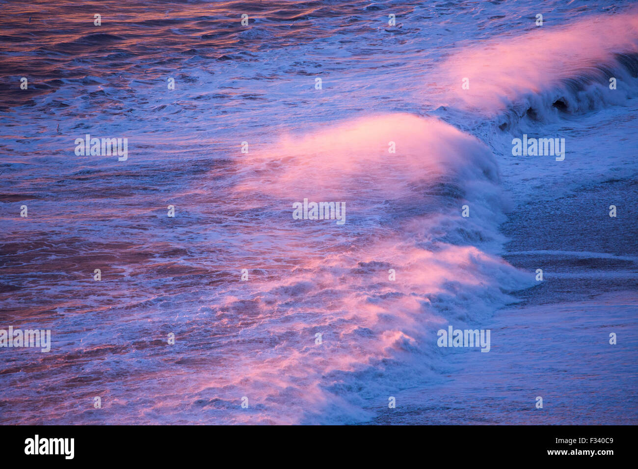 Vagues se brisant sur la plage à l'ouest de Dyrhólaey au crépuscule, l'Islande Banque D'Images Vagues se brisant sur la plage à l'ouest de Dyrhólaey au crépuscule, l'Islande Banque D'Images