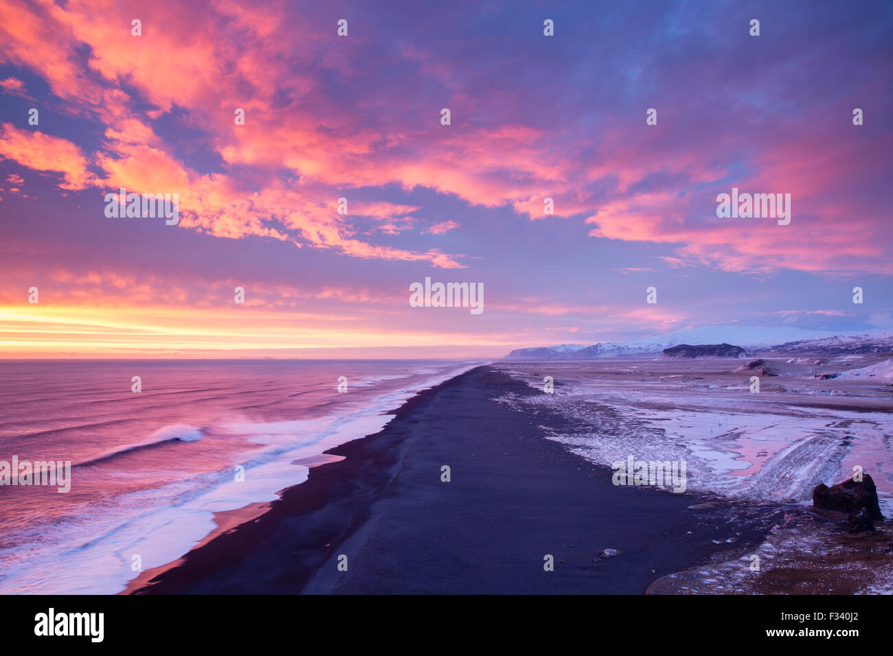 La plage à l'ouest de Dyrhólaey au crépuscule, l'Islande Banque D'Images