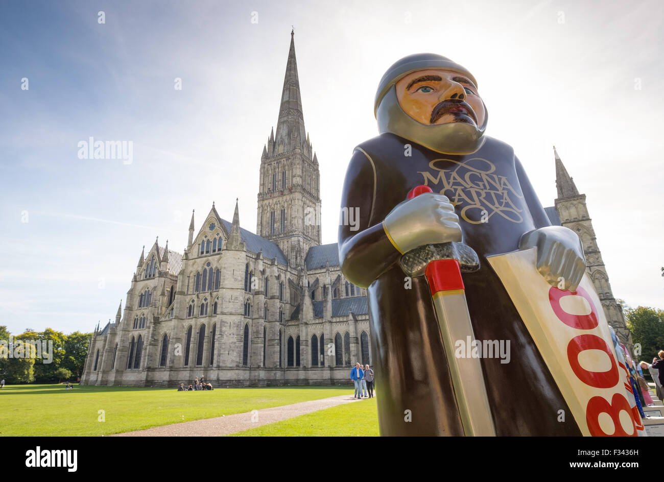 Barons de Salisbury en photo à l'extérieur de la cathédrale de Salisbury. Les Barons mark 800 ans de l'étanchéité de la Magna Carta. Banque D'Images