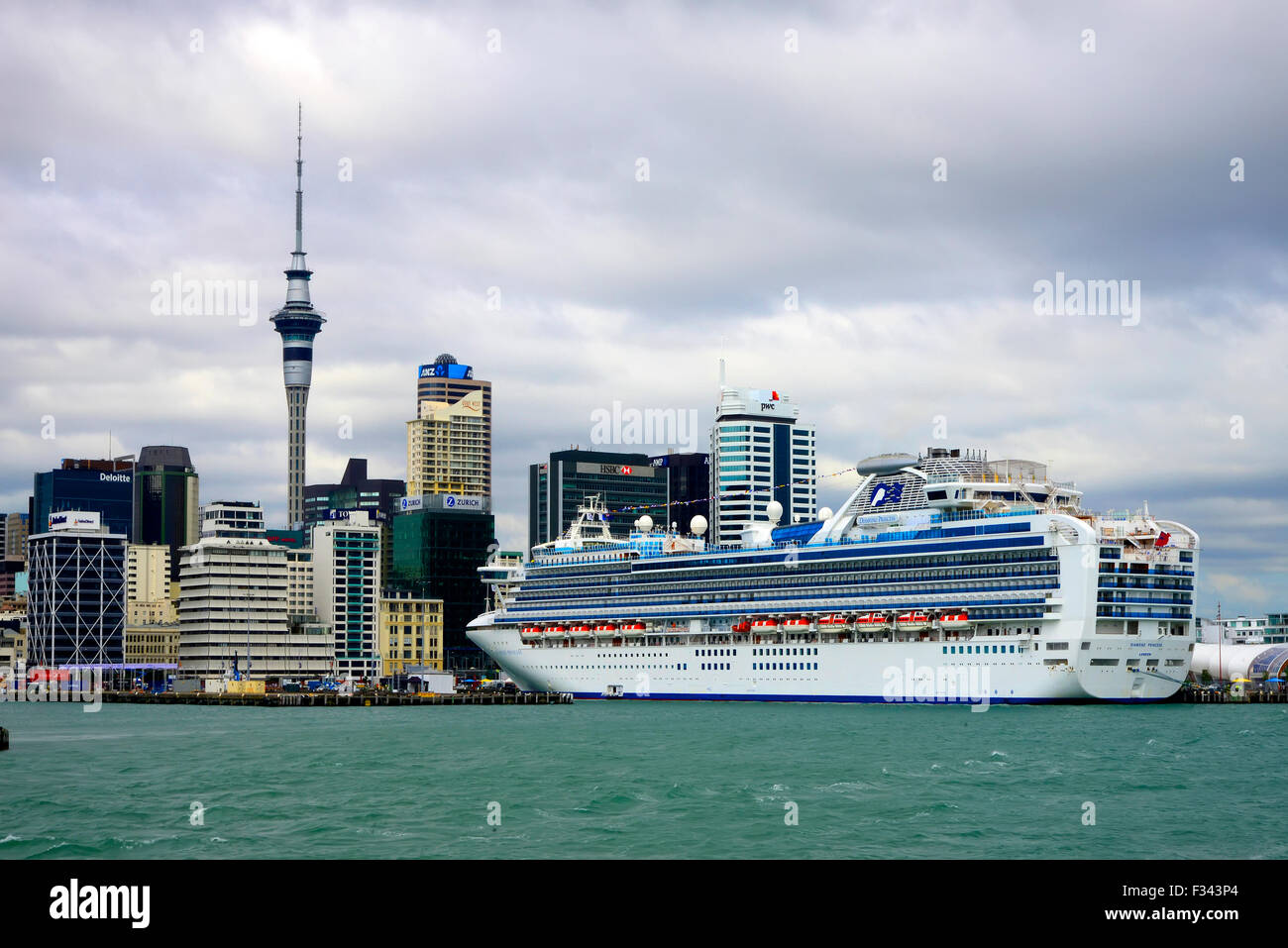 Bateau de croisière dans le port d'Auckland Nouvelle-Zélande NZ Banque D'Images