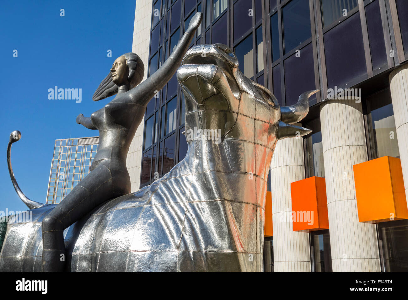 Sculpture l'enlèvement de Europa en face du siège du Conseil de l'Europe / Europe / Conseil de l'Europe, Strasbourg, France Banque D'Images