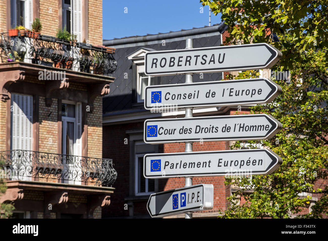 Panneau avec des directions pour l'Union européenne plusieurs bâtiments de bureaux dans le quartier européen à Strasbourg, France Banque D'Images