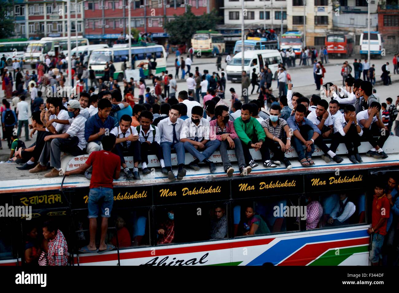 Katmandou, Népal. Sep 29, 2015. Les passagers de prendre un tour sur un bus surpeuplés comme limité le transport public fonctionne dans la ville en suivant les crises en cours sur l'huile et du carburant à Katmandou, Népal, 29 Septembre, 2015. Les autorités népalaises tentent de limiter l'utilisation des voitures et d'économiser du carburant comme Indiens du passage de camions arrêtés au Népal en raison de manifestations dans le sud du pays. Le Népal a adopté une nouvelle constitution, la semaine dernière, qui dérangent groupes minoritaires du sud qui craignent d'être marginalisés dans une nouvelle structure fédérale. © Pratap Thapa/Xinhua/Alamy Live News Banque D'Images