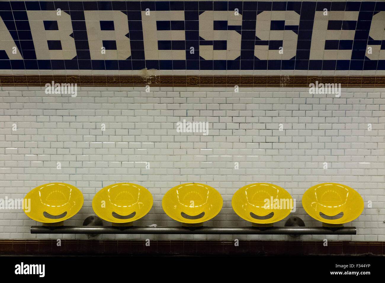 Plate-forme de la station de métro Abbesses, Paris, France Banque D'Images