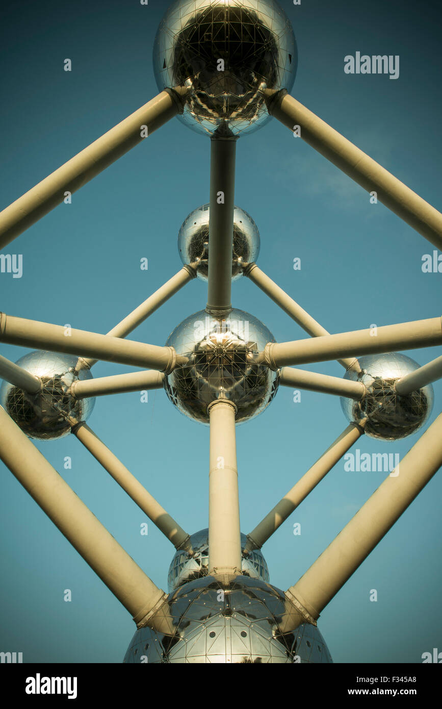 Détail de l'Atomium, modèle d'une molécule de fer, à Bruxelles Belgique Europe Banque D'Images