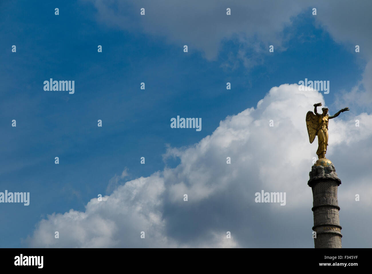Statue sur la colonne, à la place de la Bastille, Paris, France Banque D'Images