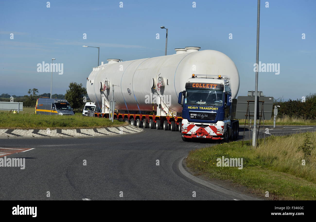 Kingstown, Carlisle, Royaume-Uni. 29 Septembre, 2015. Un récipient sous pression qui pèse environ 130 tonnes et mesurant 27 mètres de long est transporté du Bendalls Engineering, Kingstown, Carlisle. La charge anormale qui mesure un total de 40 mètres de long a été transporté par la compagnie de transport lourds Yorkshire Collett Transport vers le Port de Blyth où il sera expédié au client d'en Azerbaïdjan. Une fois qu'il y il sera installé dans le cadre de l'expansion de la BP Shar Deniz terminal. C'est la partie finale de la commande d'exportation de 26 navires. Crédit : STUART WALKER/Alamy Live News Banque D'Images