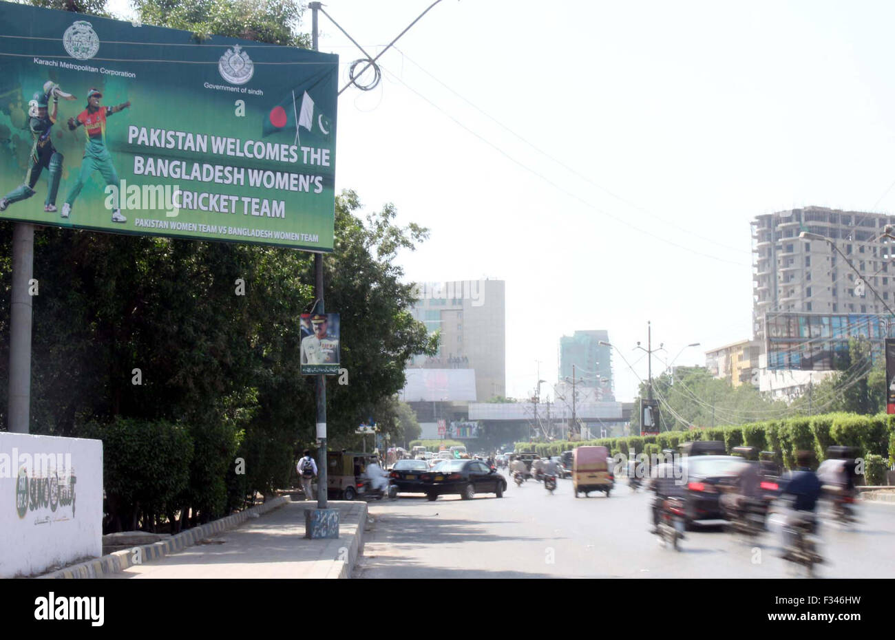 Vue d'installation d'un panneau publicitaire pour les ville de matchs de cricket entre le Pakistan et l'équipe de cricket des femmes Les femmes du Bangladesh, de l'équipe de cricket à Shahrah-e-Faisal road à Karachi le Mardi, 29 Septembre, 2015. Banque D'Images