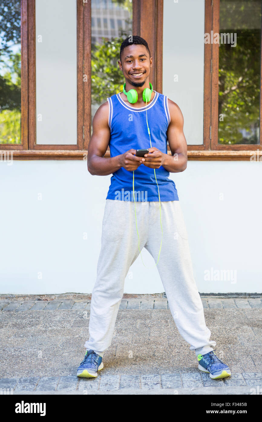 Un beau sportif à propos d'écouter de la musique Banque D'Images