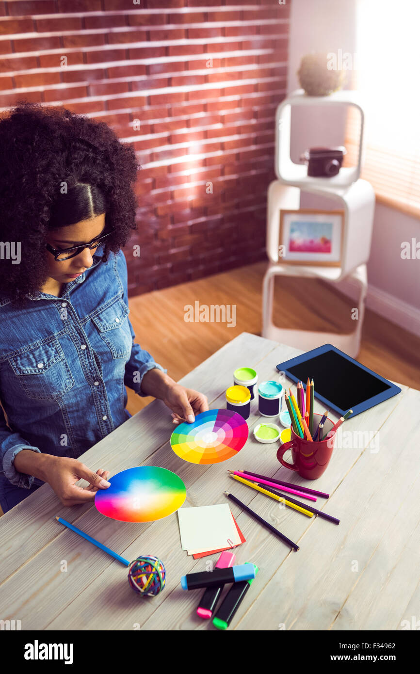 Casual businesswoman holding une roue des couleurs Banque D'Images