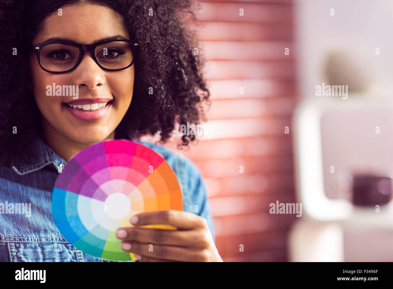 Casual businesswoman holding une roue des couleurs Banque D'Images