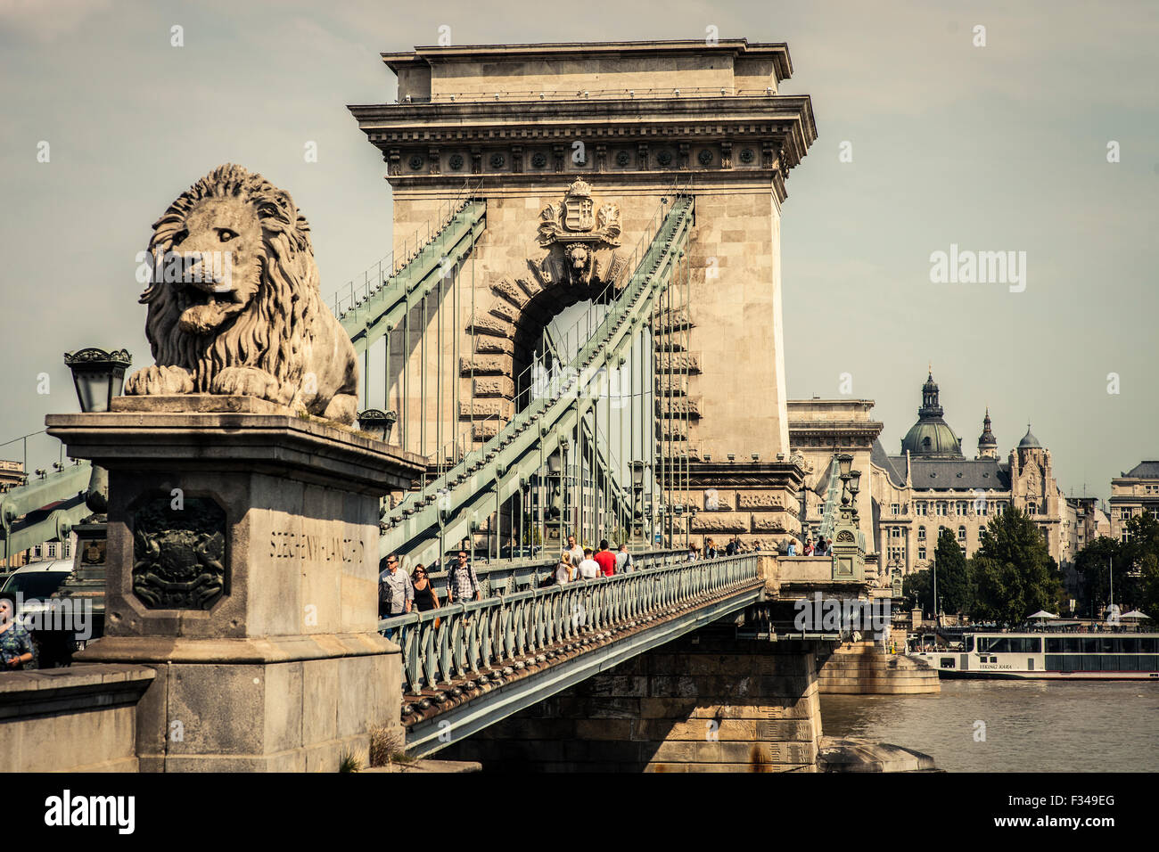 Pont des chaînes traversant le Danube à Budapest, Hongrie. Banque D'Images