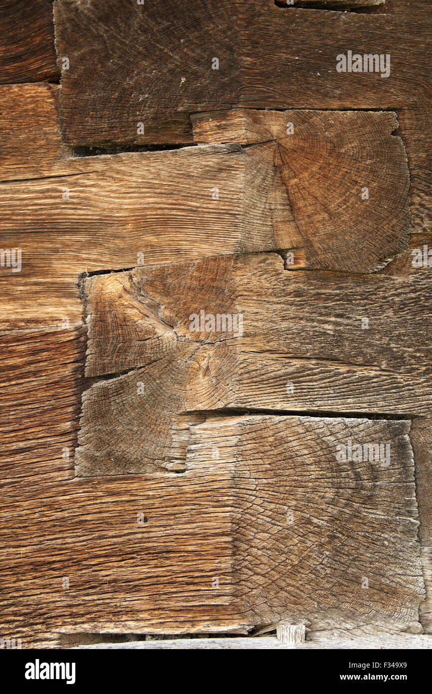 Poutres en bois au vieux mur, bois de chêne patiné Banque D'Images