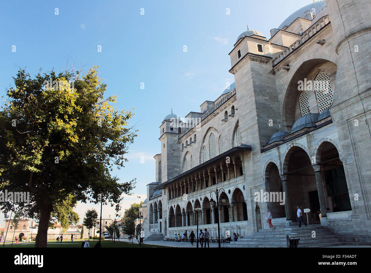 Une mosquée typique d'Istanbul comme une architecture historique et monument religieux. Banque D'Images Une mosquée typique d'Istanbul comme une architecture historique et monument religieux. Banque D'Images
