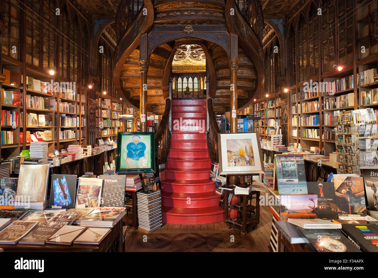 L'intérieur de la Librairie Lello et Irmao à Porto, au Portugal, un des plus anciens, des plus célèbre librairie Bibliothèque dans le monde. Banque D'Images