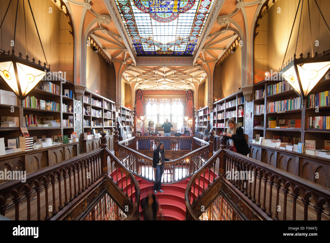 L'intérieur de la Librairie Lello et Irmao à Porto, Portugal Banque D'Images