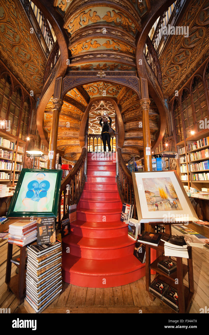 Escalier dans l'intérieur de la Librairie Lello et Irmao à Porto, Portugal Banque D'Images