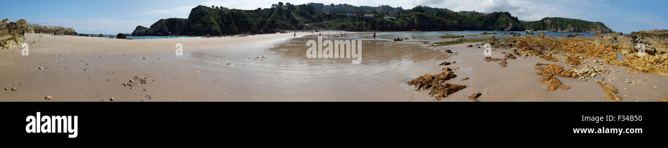 Vue panoramique sur la plage à Pechón, Santander, Cantabria, ESPAGNE Banque D'Images