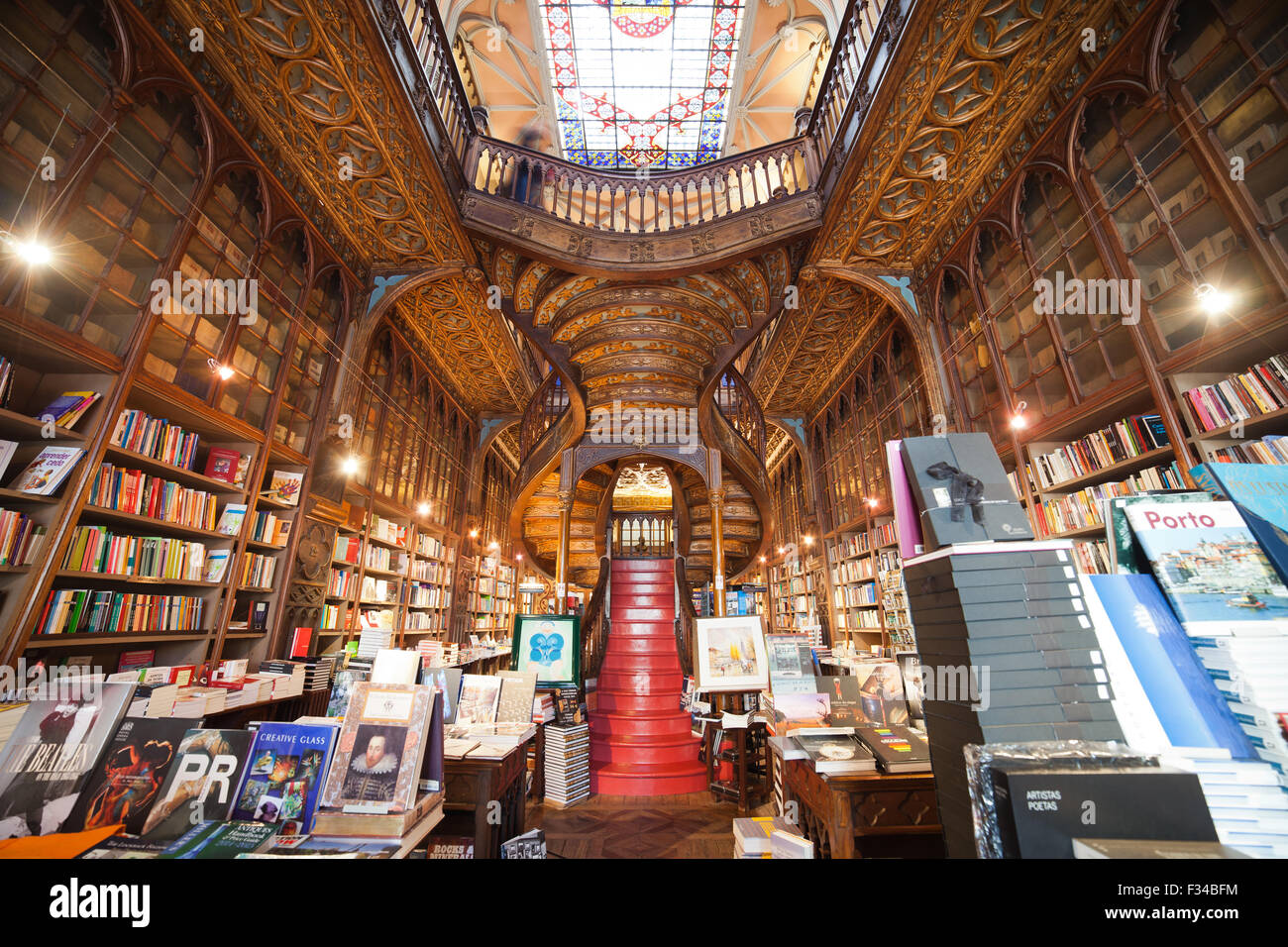 L'intérieur de la Librairie Lello et Irmao à Porto, Portugal Banque D'Images