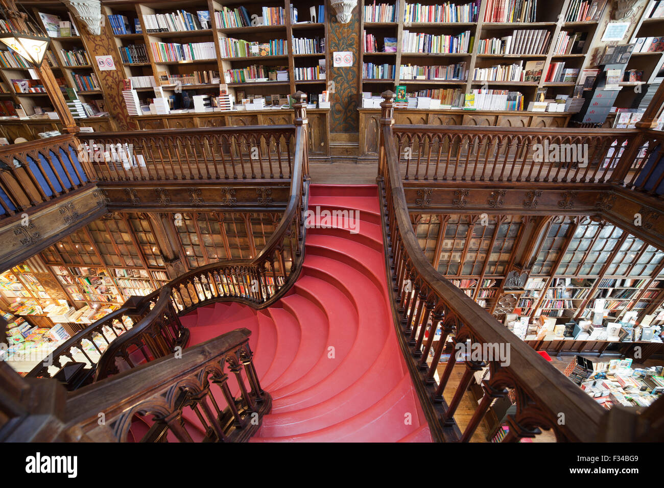 Librairie Lello et Irmao escalier intérieur à Porto, Portugal Banque D'Images