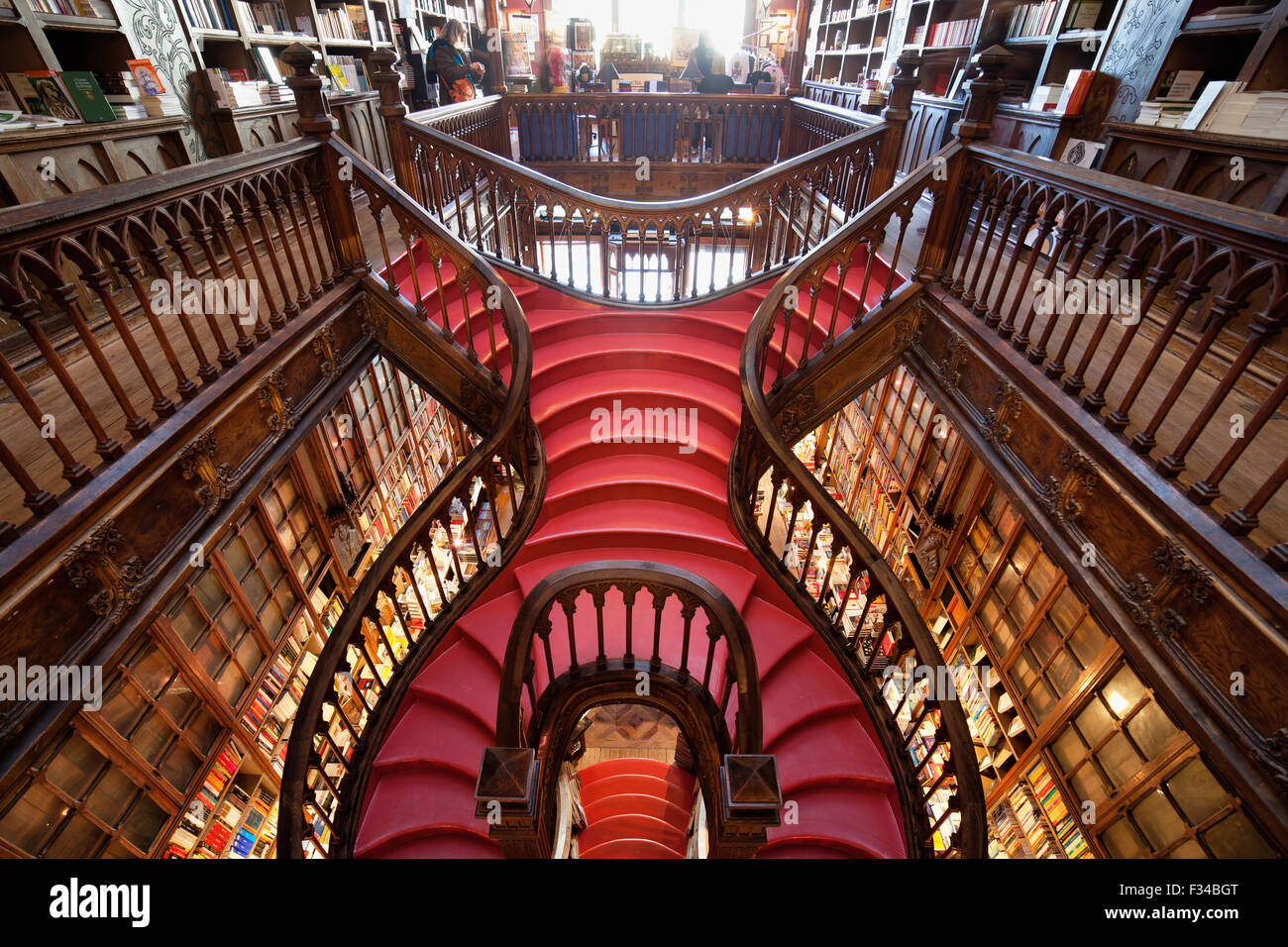 Librairie Lello et Irmao escaliers intérieurs à Porto, Portugal Banque D'Images