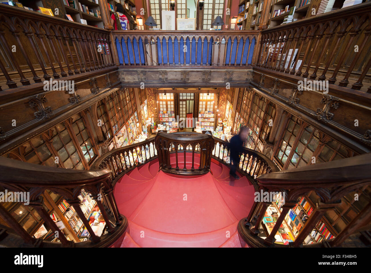 Librairie Lello et Irmao escalier intérieur à Porto, Portugal Banque D'Images