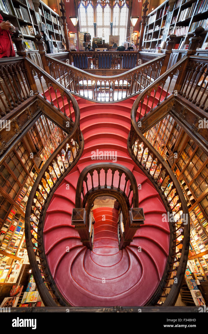 Librairie Lello et Irmao escalier intérieur à Porto, Portugal Banque D'Images