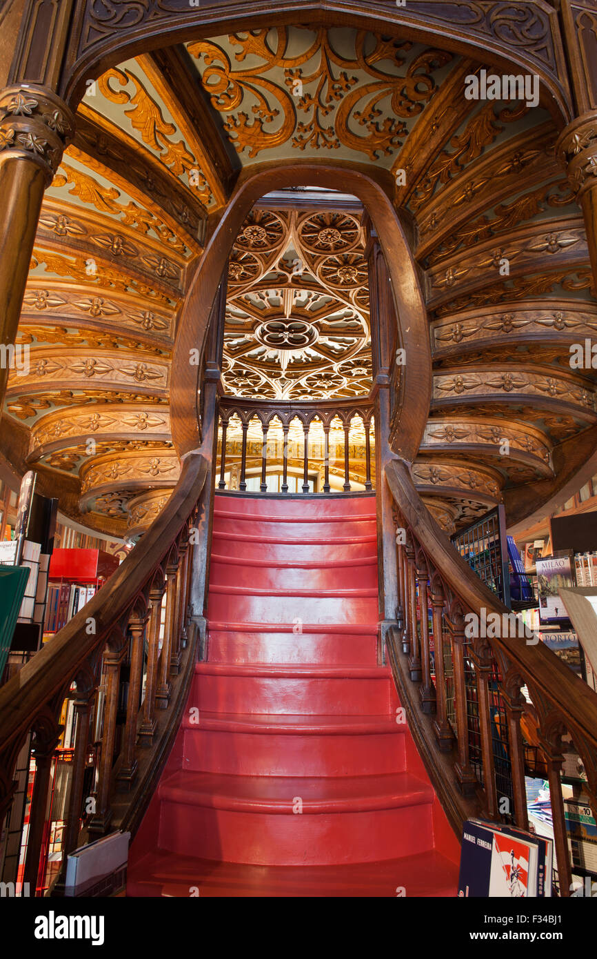 Librairie Lello et Irmao escalier intérieur à Porto, Portugal Banque D'Images