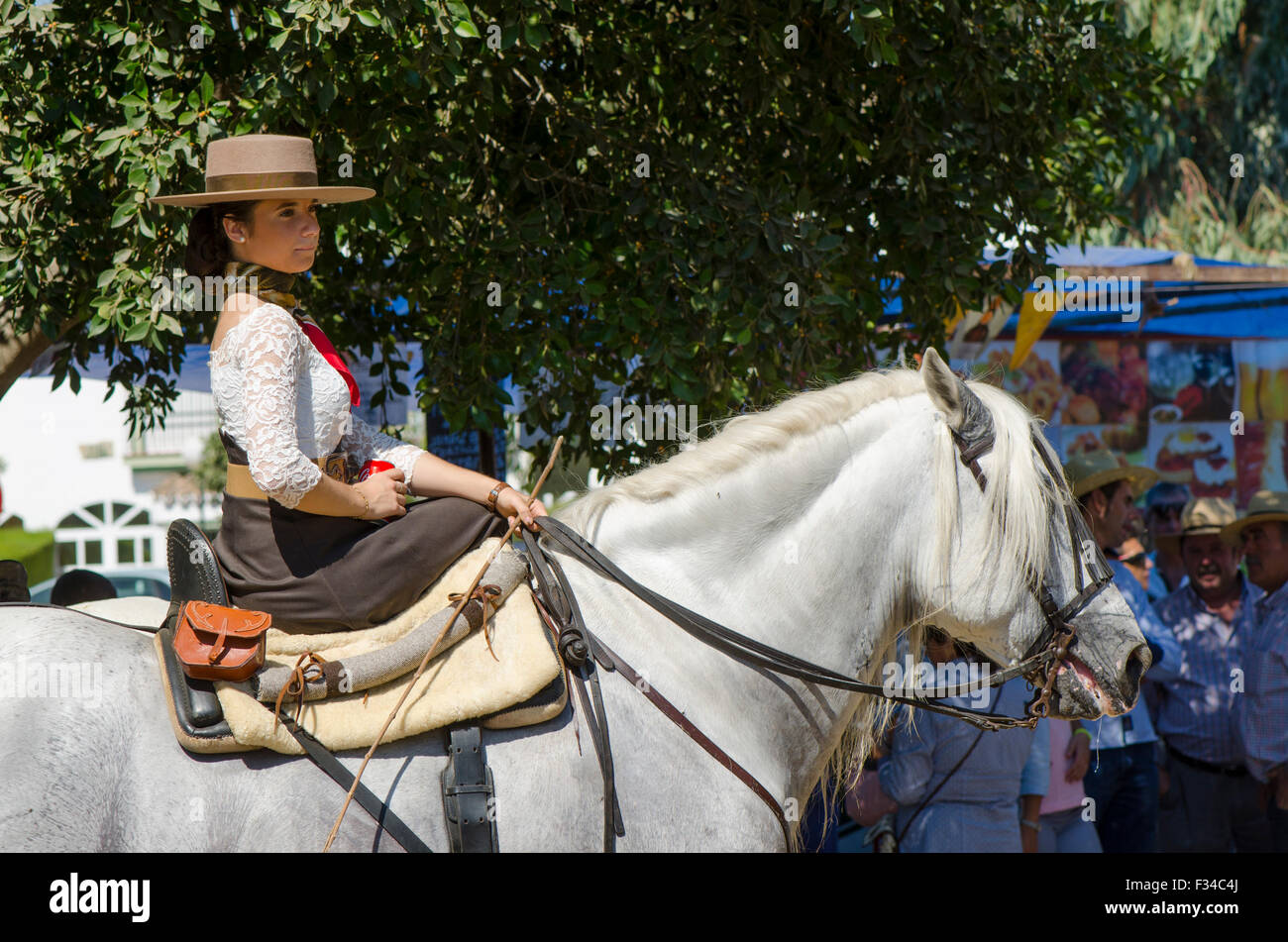 Fille en robe traditionnelle, équitation, pèlerinage catholique, romoria Virgen del Rosario, Fuengirola, Andalousie, Espagne. Banque D'Images