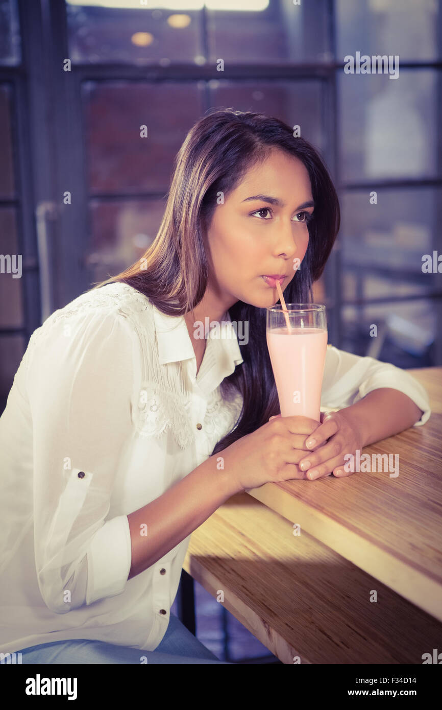 Une belle femme à boire un chocolat chaud Banque D'Images