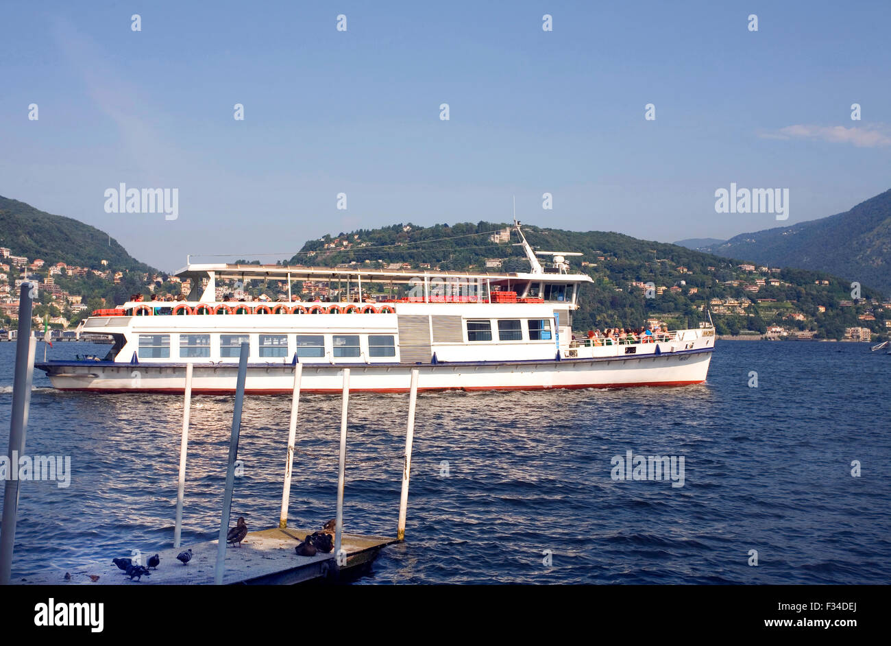 Le Ferry sur le lac de Côme, dans la ville de Côme dans la région de Lombardie, Italie Banque D'Images Le Ferry sur le lac de Côme, dans la ville de Côme dans la région de Lombardie, Italie Banque D'Images