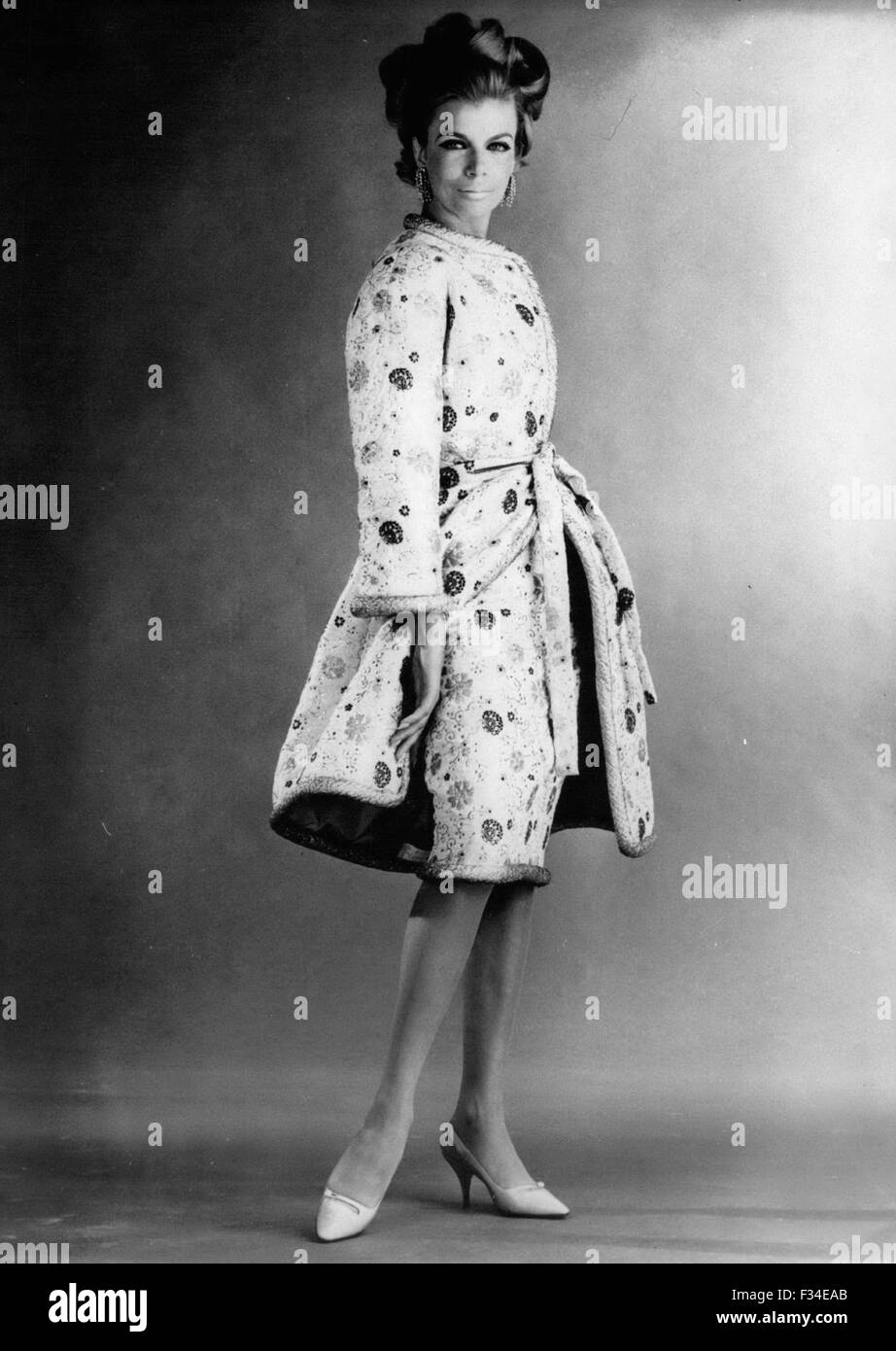 Collection de Mode Hiver 1964. Fracas de la NGP et robe manteau de petit  soir en tralbe boiteux blanc une petites fleurs multicolores de Bucol,  soulignes dun biais geant. Fracas de mode