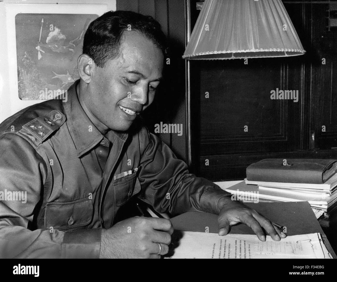 26 déc 1976 - Sukarno's Army Chief : Général Nasution, chef d'état-major de l'armée, à son bureau de Djakarta. Sa signature a été nécessaire pour les décrets gouvernementaux ainsi que d'ordres militaires. C'est lui qui donnera l'ordre pour les forces indonésiennes d'atterrir sur le territoire connu maintenant comme l'ouest de l'Irian. © Keystone Photos USA/ZUMAPRESS.com/Alamy Live News Banque D'Images