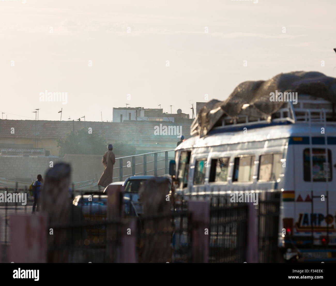 La vie urbaine dans les rues de Saint Louis, Sénégal Banque D'Images