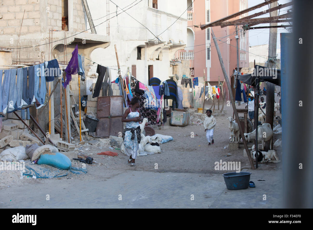 La vie urbaine dans les rues de Saint Louis, Sénégal Banque D'Images