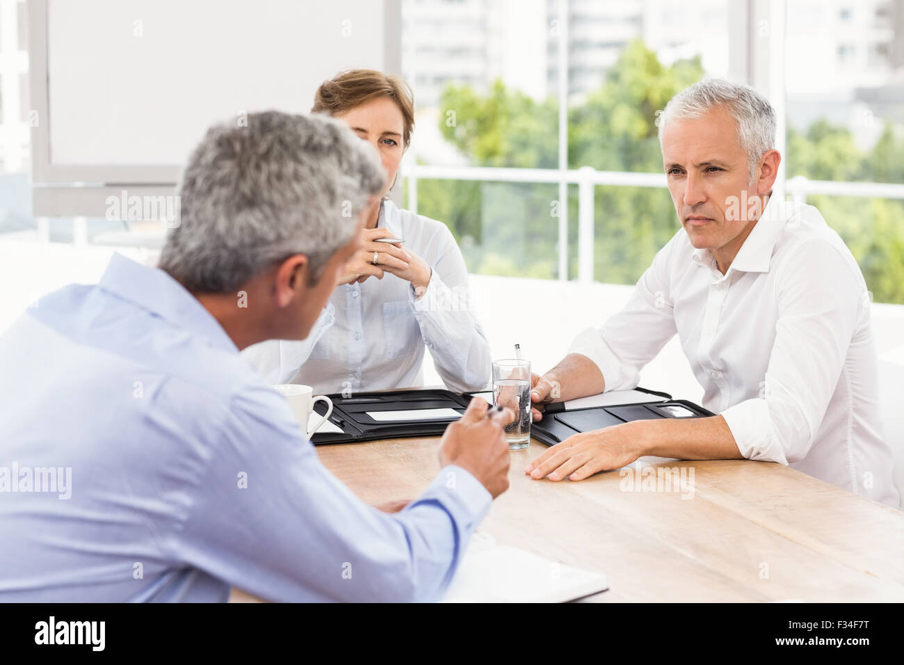 Les gens d'affaires de parler et prendre des dispositions Banque D'Images