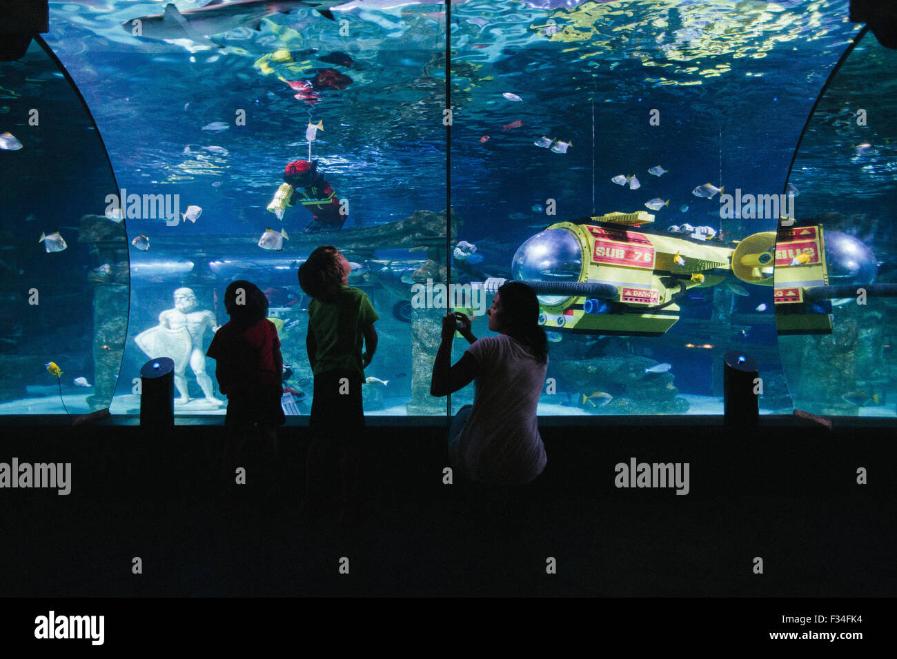 Billund, Danemark -23 août 2015- mère prenant une photo de ses fils dans le parc d'attractions Aquarium of Legoland Banque D'Images