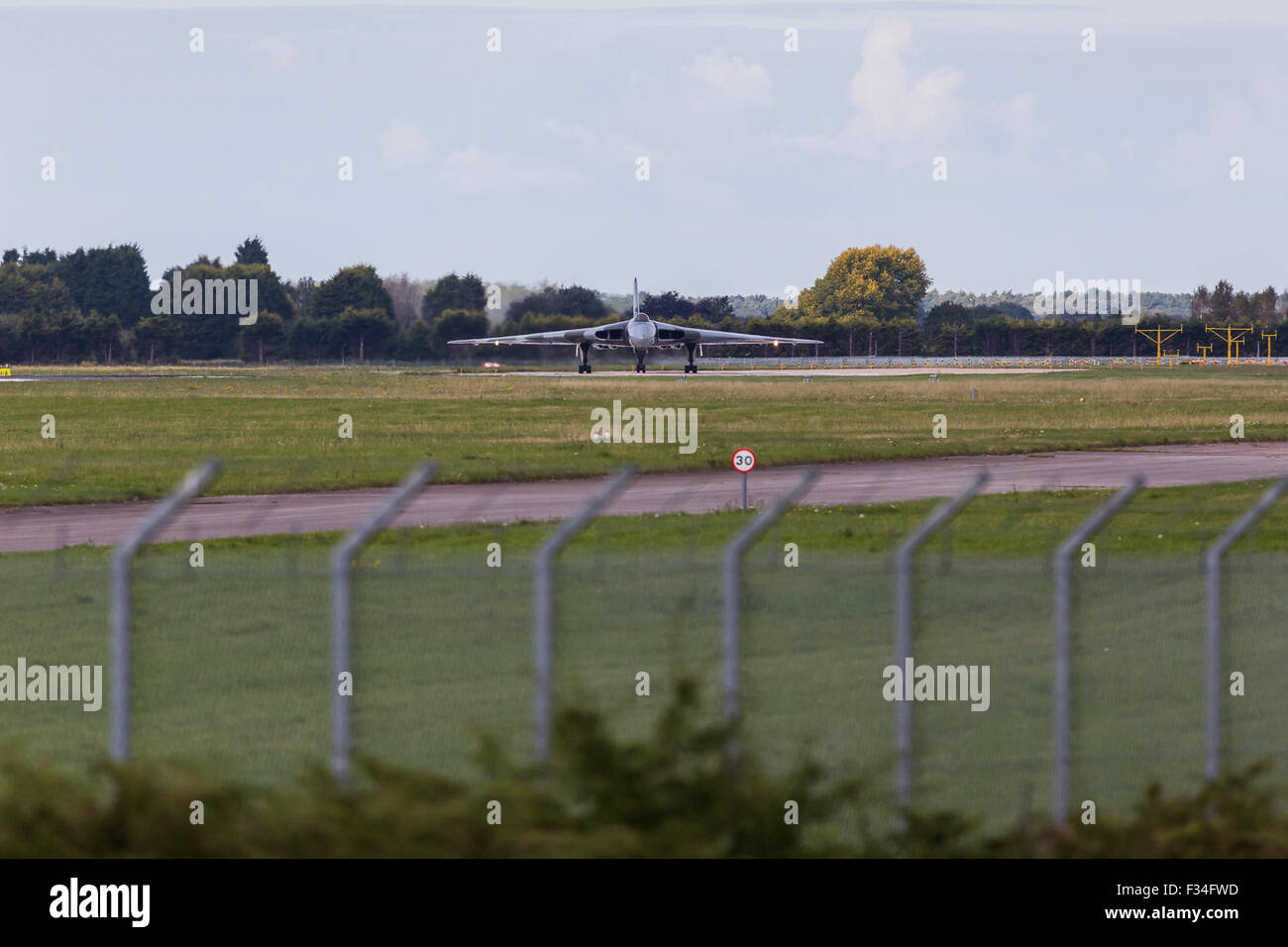 XH558 taxis sur la piste de l'aéroport de Doncaster pour l'un de la dernière fois en septembre 2015. Banque D'Images