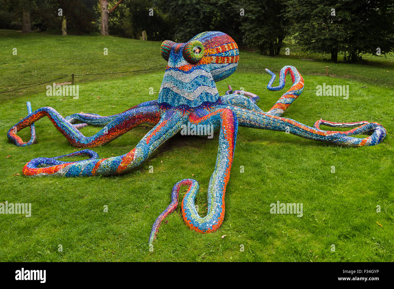 Marialuisa Tadei, haut en couleurs, octopus sculpture au Yorkshire Sculpture Park. Banque D'Images