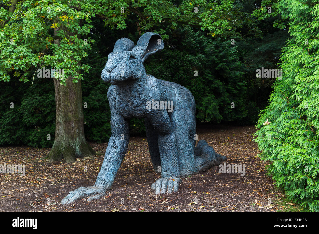 Sophie Ryder's sculpture 'ramper' vu au Yorkshire Sculpture Park. Banque D'Images