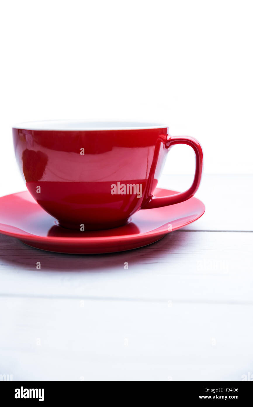Tasse rouge sur une table Banque D'Images